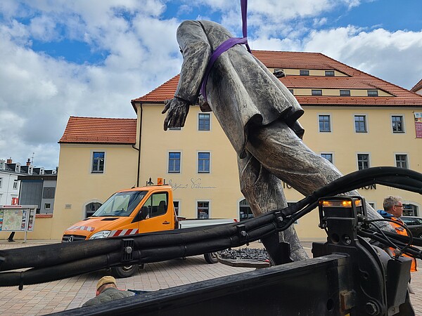 Hier hängt er noch am Haken-morgen wird der "Entdecker" um 17 Uhr eingeweiht (Foto: Silberstadt Freiberg)