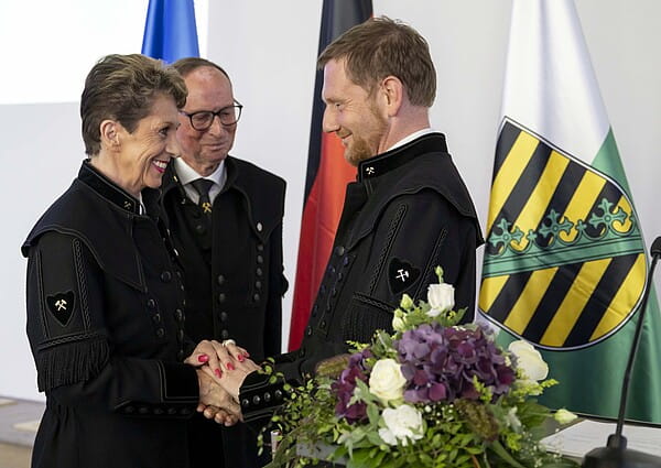 Ministerpräsident Michael Kretschmer (r.) gratuliert Marianne Engel (l.) und Prof. h.c. Dr. h.c. Frank-Michael Engel. Foto: SVF/Detlev Müller.