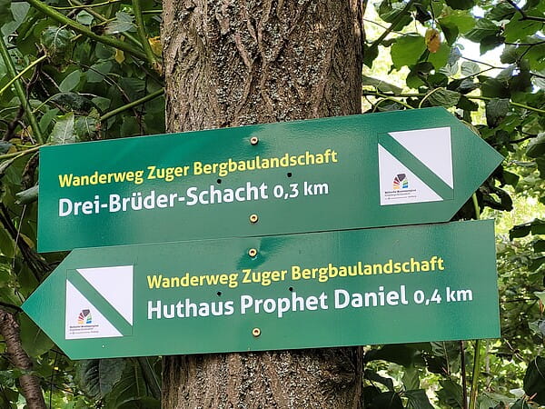 Neuer Look weist den Weg: Grüne Richtungspfeile zeigen in Richtung Drei-Brüder-Schacht und Huthaus Prophet Daniel