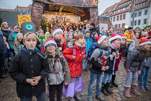 Über 180 Kita-Kinder schoben heute gemeinsam die bergmännische Pyramide auf dem Freiberger Christmarkt an und „pusteten“ Lichterglanz in den 16 Meter hohen Weihnachtsbaum. Foto: Marcel Schlenkrich.