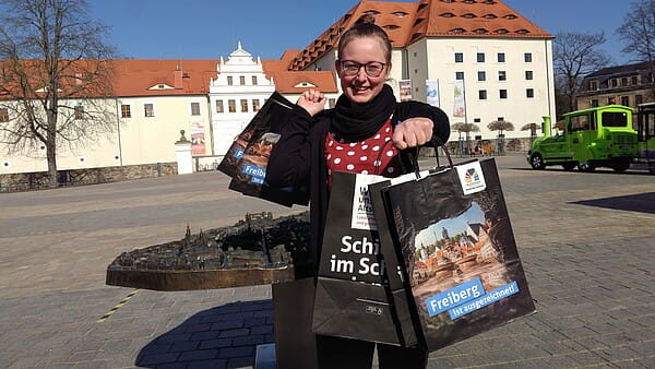 Die neuen Einkaufstüten zeigt Janine Preißler, Mitarbeiterin im Amt Kultur-Stadt-Marketing. Foto: PS