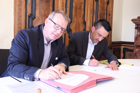 Oberbürgermeister der Stadt Freiberg Sven Krüger (l.) und Bürgermeister der Gemeinde Bobritzsch-Hilbersdorf René Straßberger unterzeichnen den Radweg-Vertrag.