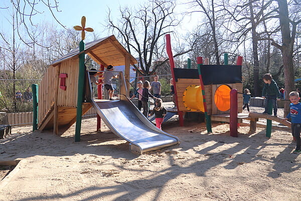 Die neue Spiellandschaft mit Bewegungsparcours im Albertpark. Foto: Christian Möls