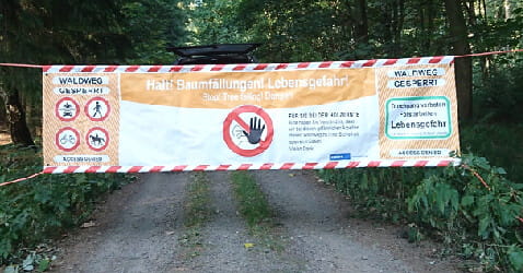 Auf diese Banner sollten Waldbesucher auch in den kommenden Wochen besonders achten. Aus Sicherheitsgründen werden viele Wege, auch kleinste Trampelpfade, während der Holzernte gesperrt. Foto: Fa. Mühl