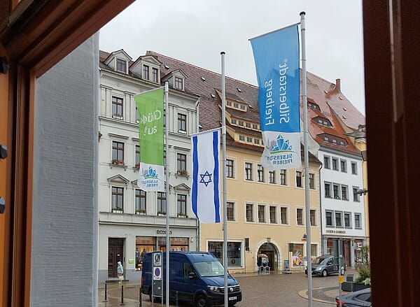 Auf Halbmast: Die Israelische Flagge vor dem Freiberger Rathaus.