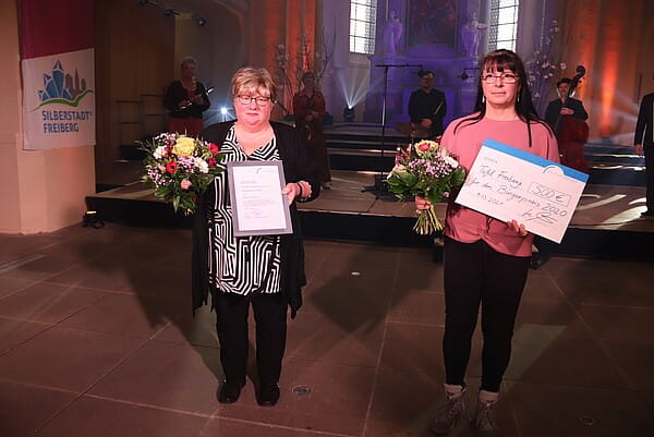 Katrin Helbig (l.) und Anja Fiedler nehmen für die "Tafel Freiberg" den Bürgerpreis 2020 entgegen. Foto: Christian Möls