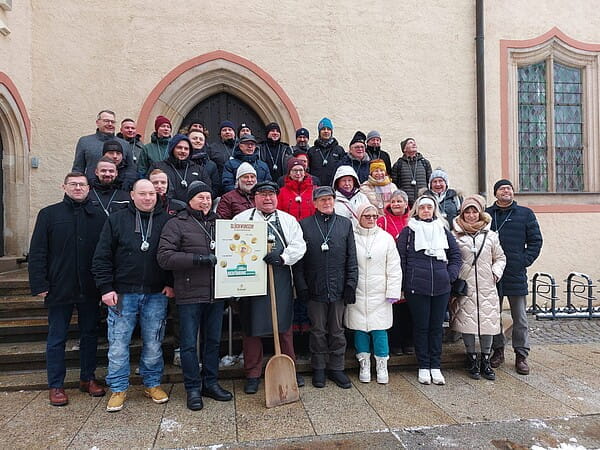 Zur 1000. Tour durch die Freiberger Biergeschichte gab es eine ganz besondere Freiberger-Fan-Bierführung mit über 30 besonderen Gästen - hier vor dem Rathaus auf dem Obermarkt.