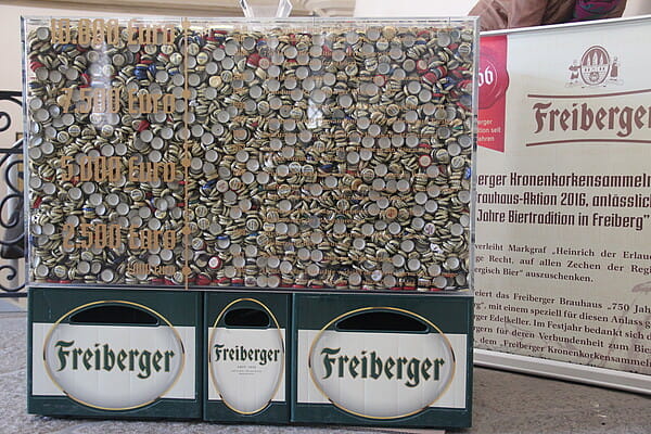 Ziel erreicht: Der sammelcontainer ist voller Kronkorken, womit die Brauerei 10.000 Euro für Freiberger Projekte spendiert. Foto: PS