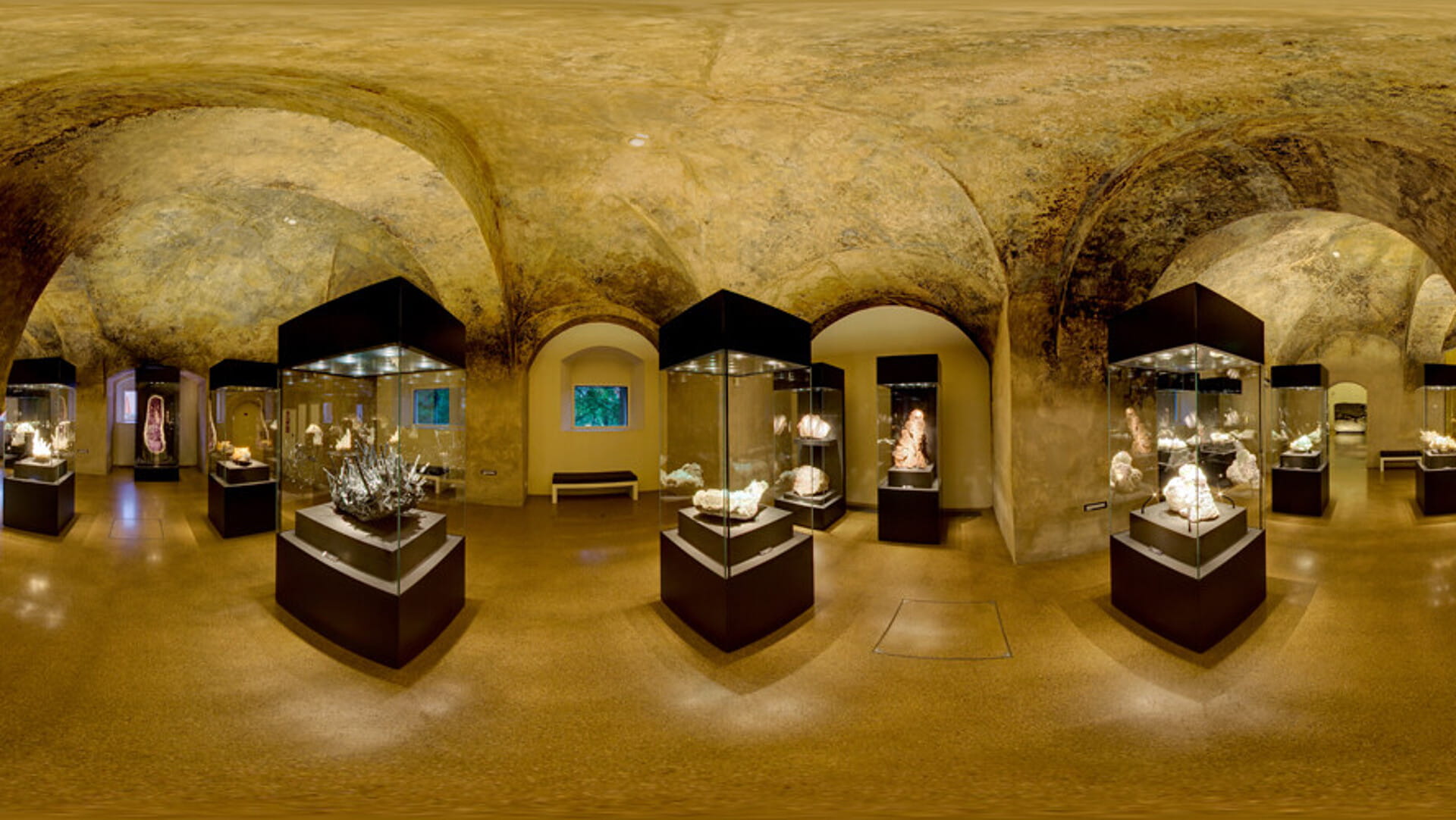 Minerale im historischen Gewölbe