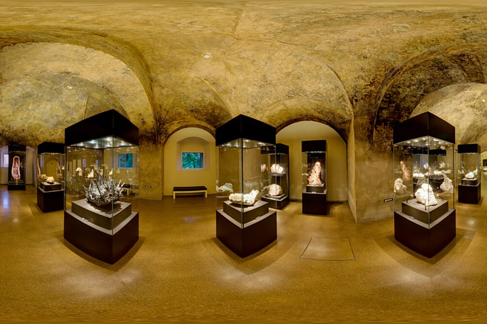 Minerale im historischen Gewölbe