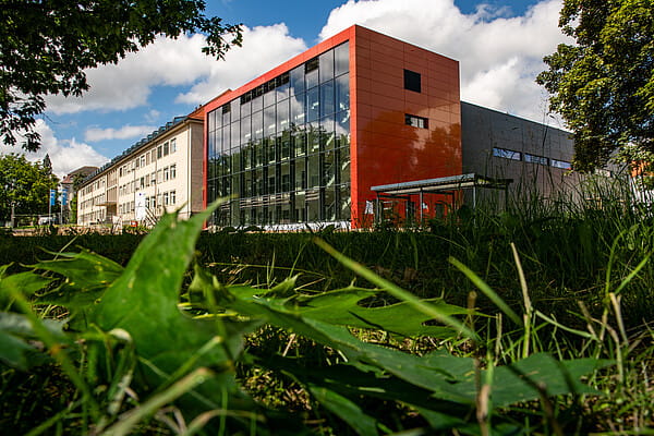 Bild 1: Außenansicht des Institutes und des neuen Metallurgie-Technikums (rechts). © HZDR/Detlev Müller