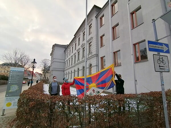 Mitglieder der Schülerfirma Namaste Nepal S-GmbH hissten am heutigen Morgen, 10. März, die tibetische Flagge vor ihrer Schule. Foto: SE