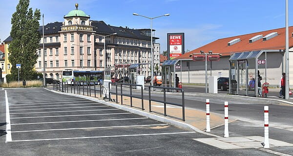 Zwischen Hotel Alekto und Bahnhofsgebäude ist ein neuer Parkplätze für PKW und Busse eröffnet worden. Foto: SVF/Eckardt Mildner.