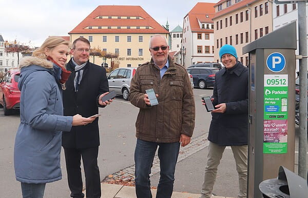 Test bestanden: Oberbürgermeister Sven Krüger (2.v.l.) gab den offiziellen Startschuss zum Handy-Parken in Freiberg und testete das neue Angebot als einer der Ersten.