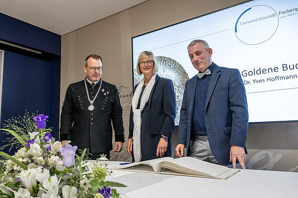 Oberbürgermeister Sven Krüger übergab die Ehrenmedaille der Stadt Freiberg an Dr. Yves Hoffmann (r.) und Frau Richter (Mitte) in Vertretung für Dr. Uwe Richter.