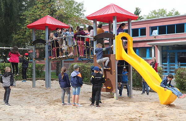 Das neue Spielgerät auf dem Schulhof der Grundschule "Clemens Winkler". Foto: Christian Möls