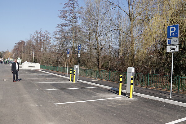 Neben zahlreichen Parkplätzen gibt es nun auch vier Ladesäulen für E-Autos an der Beethovenstraße. Foto: SE