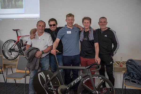 Bei der Abendveranstaltung zum Radrennen Halsbrücke trafen die Gäste aus Freibergs französischer Partnerstadt Gentilly im DBI auf Weltmeister Joe Eilers (Mitte) (Foto: Hartmut Kern).