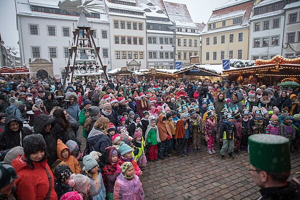 Fast 190 Kinder füllten den Obermarkt zur Eröffnung des 32. Freiberger Christmarktes (Foto: Marcel Schlenkrich).