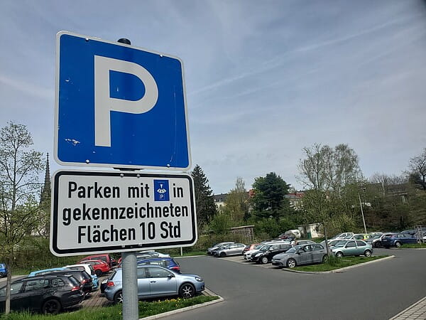 Im mittleren Bereich des Parkplatzes "Eherne Schlange" stehen seit Mai 100 Stellflächen für Pendler, Innenstadtkunden und Anwohner mit einer Parkdauer von 10 Stunden zur Verfügung.