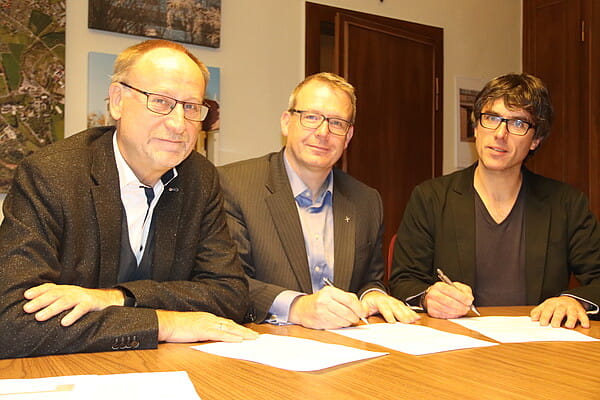 Unterzeichnen die Absichterklärung: OB Sven Krüger (Mitte), Bürgermeister Holger Reuter (li.) und Albrecht Koch, Präsident der Silbermann-Gesellschaft. Foto:PS