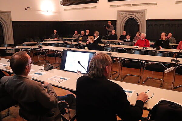Nur etwa 20 Bürger waren zur Bürger-Informationveranstaltung in den Ratssaal gekommen. Foto: PS