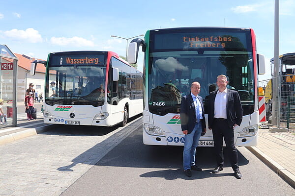Michael Tanne, Geschäftsführer Regiobus, und Oberbürgermeister Sven Krüger stellen den neuen Einkaufsbus vor. Foto: Sandra Eberbach