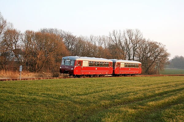 Zum 36. Bergstadtfest fahren diese historischen Schienenbusse, die sog. „Ferkeltaxen“, auf der ansonsten nicht mehr regulär befahrenen Eisenbahnstrecke zwischen Freiberg, Berthelsdorf, Zug und Brand-Erbisdorf (Foto: Matthias Kley)