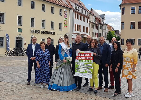 Ein Programm "von Freibergern für Freiberger" haben die Organisatoren des 35. Bergstadtfestes Freiberg aus der Stadtverwaltung gemeinsam mit ihren Partnern am Schloßplatz vorgestellt. Foto: Anja Ksienzyk