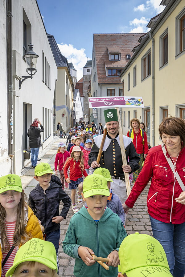 Begleitet von Berg- und Hüttenmännern zogen schon im vergangenen Jahr die Welterbe-Entdecker zum Abschluss ihres Projektes mit einer Parade durch die Stadt. Foto: SVF I Detlev Müller