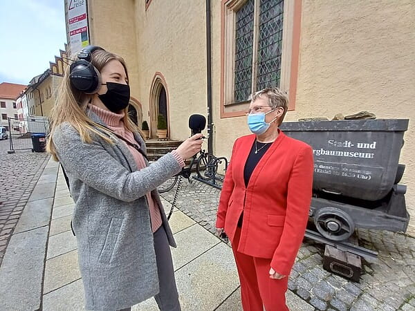 Kultur pur: Museumsleiterin Andrea Riedel verrät Moderatorin Chrissy vom Freiberger Stadtradio InPulz, welche Schätze in ihrem Haus schlummern. Foto: Anja Ksienzyk