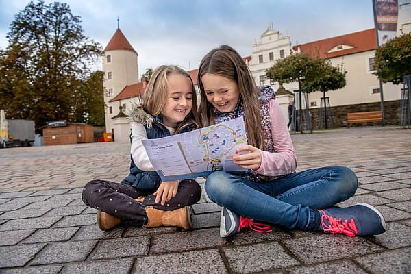 Mit dem Kinderstadtplan aus der Tourist-Information entdecken Juli und Clara die Silberstadt Freiberg im Welterbe, Foto: Detlev Müller