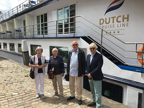Überraschten das Freiberger Ehepaar Kretzer: Loes (links) und Henk (rechts) aus Delft zeigten ihnen ein Stück ihrer Heimat. Foto: privat