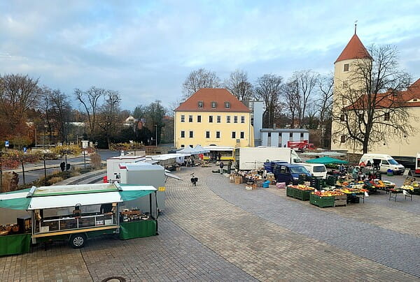 Der große gemischte Wochenmarkt und der Grünmarkt ziehen mit dem Aufbau des Christmarktes auf dem Obermarkt ab KW 46 auf den Schloßplatz um.