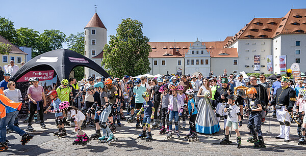 Mit der Glocke der HFBHK gaben OB Krüger, Silberstadtkönigin Celine und Bergmänner für alle Runden des ersten Freiberger SkateDay das Startzeichen (Foto: Detlev Müller).