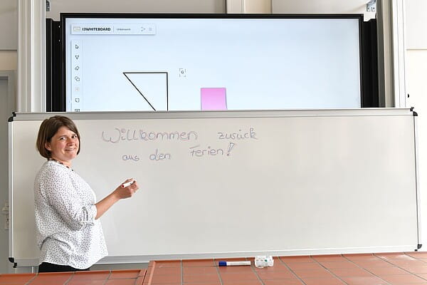 Katja Tomaske, stellv. Leiterin des Amtes für Bildung, Jugend und Soziales, vor einer digitale Tafel kombiniert mit WhiteBoard (Foto: Eckardt Mildner).