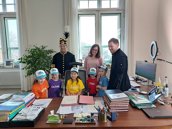 Reise in die Landeshauptstadt: Freibergs Welterbeentdecker waren beim Ministerpräsidenten zu Besuch. Foto: SVF/Kita Brummkreisel