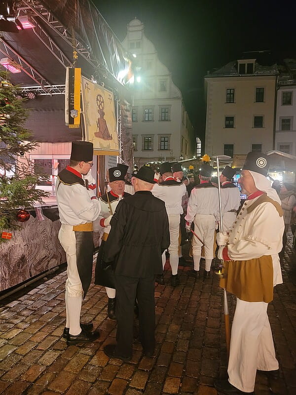 Mit der Staffelstabübergabe der Bergschmiede an den Amalgamierer (rechts) am 7. Dezember auf der Christmarktbühne endet das bergmännische "Jahr des Bergschmiedes". Gleichzeitig beginnt das "Jahr des Amalgamierers". Foto: SVF