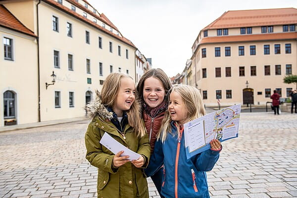 Mit dem Kinderstadtplan aus der Tourist-Information entdecken Juli, Clara und Anni die Silberstadt Freiberg im Welterbe, Foto: Detlev Müller