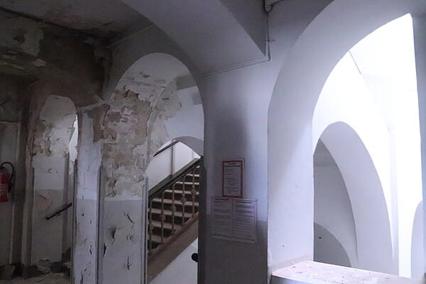 Ruinös und doch ansprechend: Das Treppenhaus im Innern das Bahnhofs bietet viel Platz für Inspiration.
