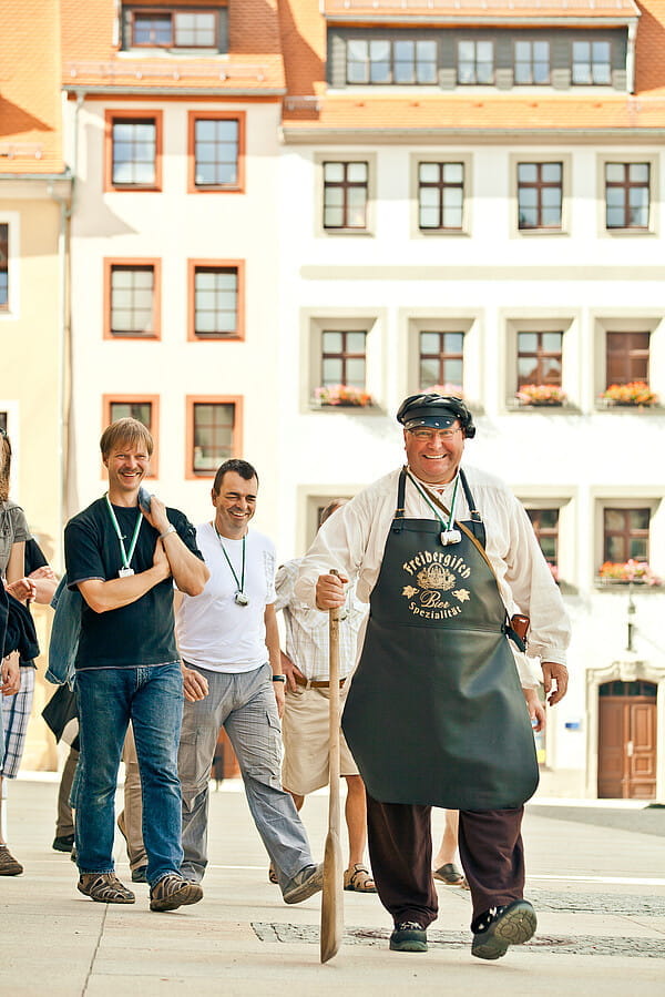 Braumeister Michael lädt bei seinen „Stadtführungen mit Bier" zu amüsanten Touren durch Freibergs historische Altstadt ein.