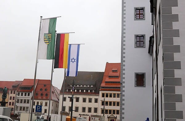 Die Flaggen vor dem Rathaus erinnern an den 56. Jahrestag, an dem die diplomatischen Beziehungen zwischen Israel und Deutschland aufgenommen wurden. Foto: Christian Möls
