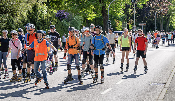 Mehr als 100 Skater stellten sich auch der herausfordernden 10-km-Strecke mit etlichen Aufs und Abs (Foto: Detlev Müller).
