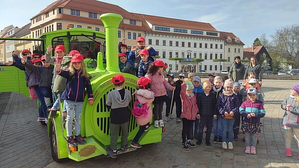Aufgeregt vorm Start: Die ersten Welterbe-Entdecker gingen mit der Silberstadtbahn auf Fahrt durch Freibergs Geschichte. (Foto: PS)