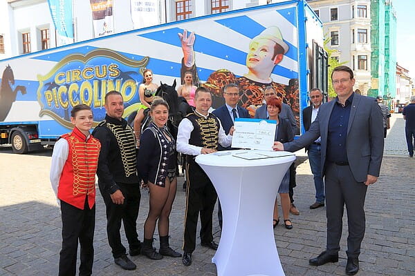 Sascha Köllner (4.v.l.) vom Circus Piccolino nimmt die Unterstützung von rund 4.000 Euro entgegen. Foto: Christian Möls