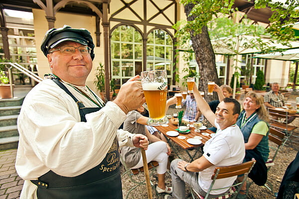 Die Freiberger Bierführung endet schließlich in einer Gastwirtschaft, wo ein original Freiberger Kellerbier und ein leckeres Mühlenbrot mit Schmalz bereits warten.