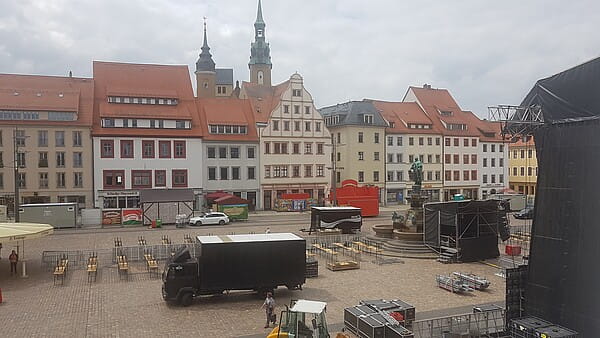 Die große Konzert-Bühne am Obermarkt steht schon, nun wird die Einteilung in vier seperate Bereiche vorgenommen, zu denen es getrennte Einlässe gibt.
