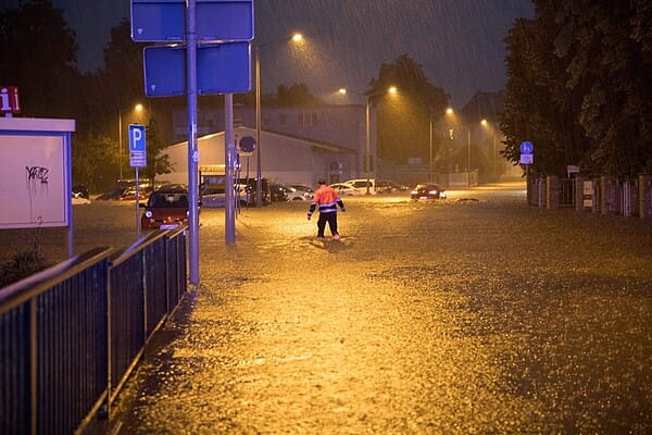Der Starkregen flutete in der Nacht Freibergs Straßen. An der Ehernen Schlange schwemmte das Wasser Autos fort. Foto: Marcel Schlenkrich.