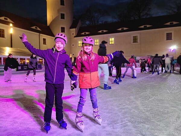 Eislaufen im Schloss Freudenstein ist noch bis 24. Februar 2024 möglich. Foto: Anja Ksienzyk
