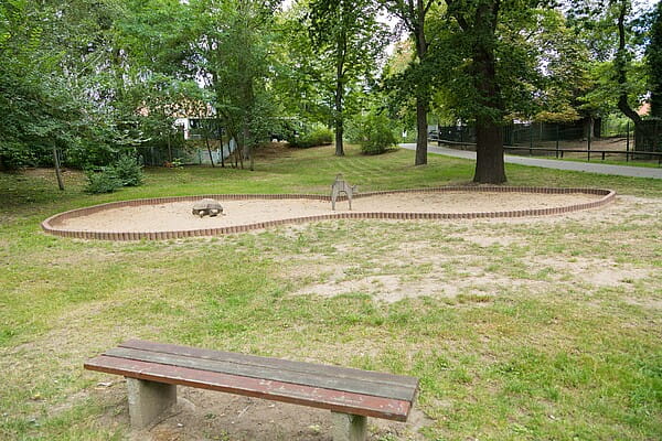 Am Eingang Goethestraße trifft der Besucher zunächst auf den Spielplatz (links) und auf die Mufflons sowie das Damwild (rechts)